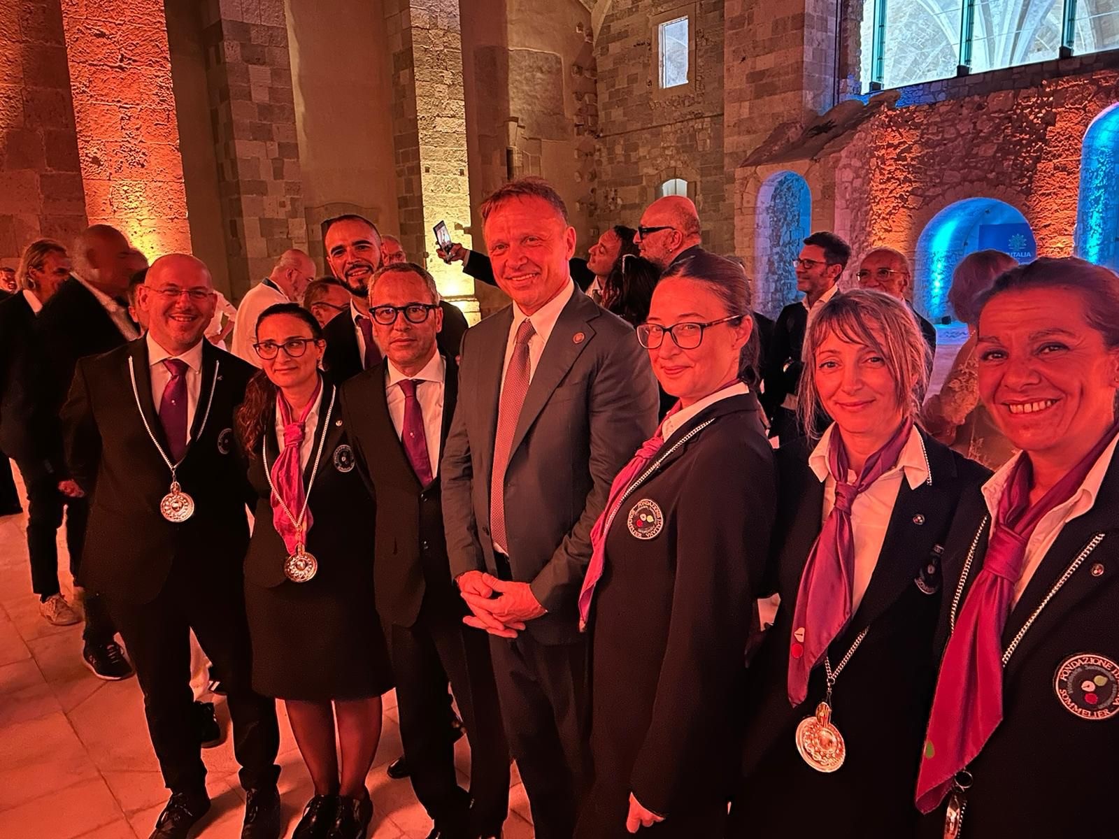 Il Ministro Lollobrigida con la squadra dei Sommelier del G7 Il Ministro Lollobrigida con la squadra dei Sommelier del G7