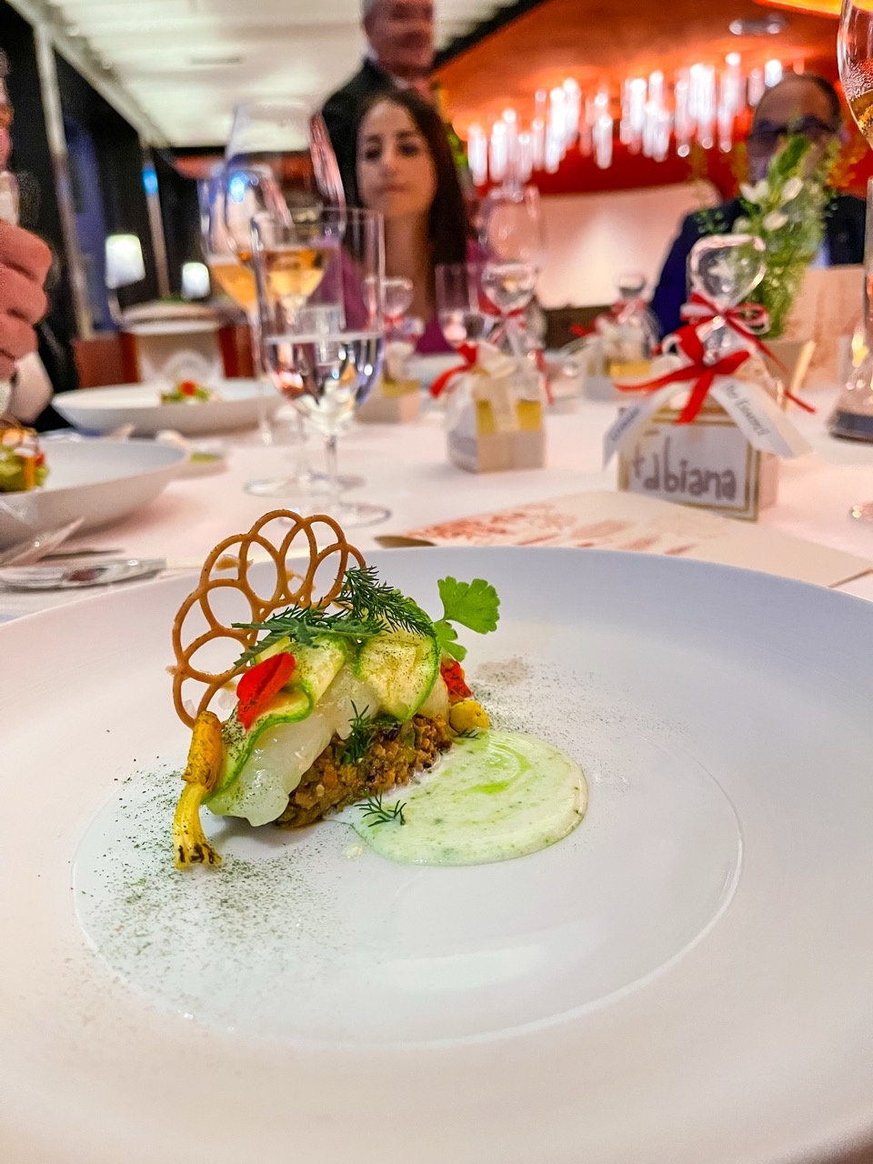Scampo su zucchine romanesche, latticello alla cenere e olio di kaffir lime Scampo su zucchine romanesche, latticello alla cenere e olio di kaffir lime