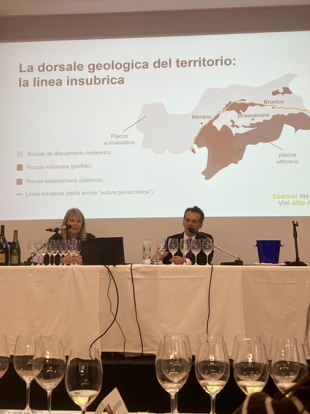 A guidare la degustazione Daniela Scrobogna, Docente di Fondazione Italiana Sommelier, e Raffaele Fischetti, Referente del Consorzio Vino Alto Adige