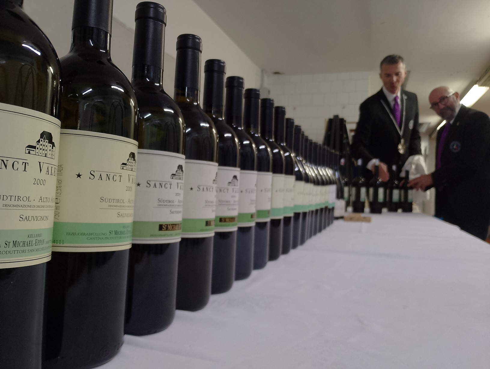 Etichette in degustazione in cantina