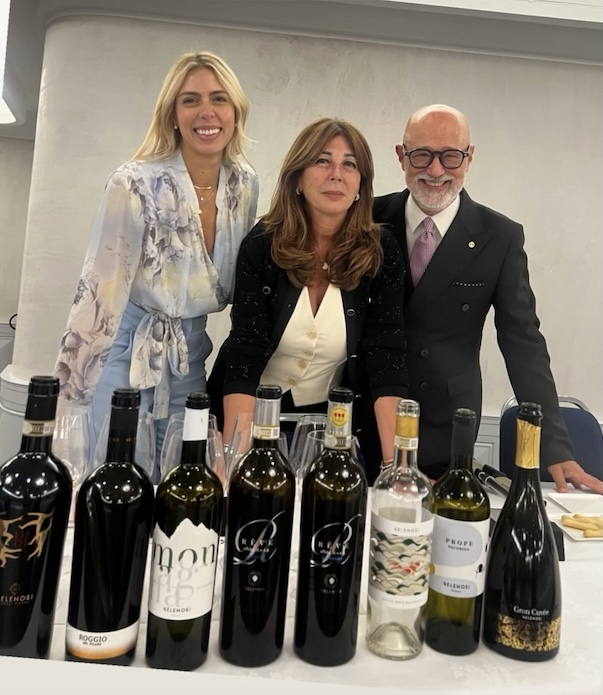 Angela e Marianna Velenosi insieme a Luciano Mallozzi